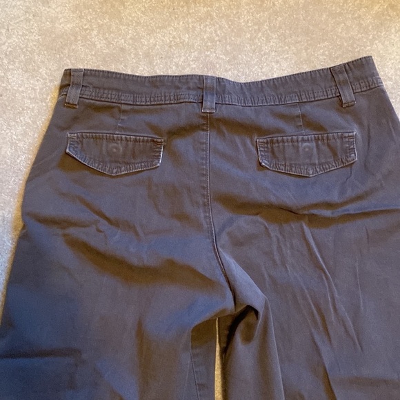 Lee capris  brown front & back pockets rise is just below waist size 12 - Picture 4 of 5